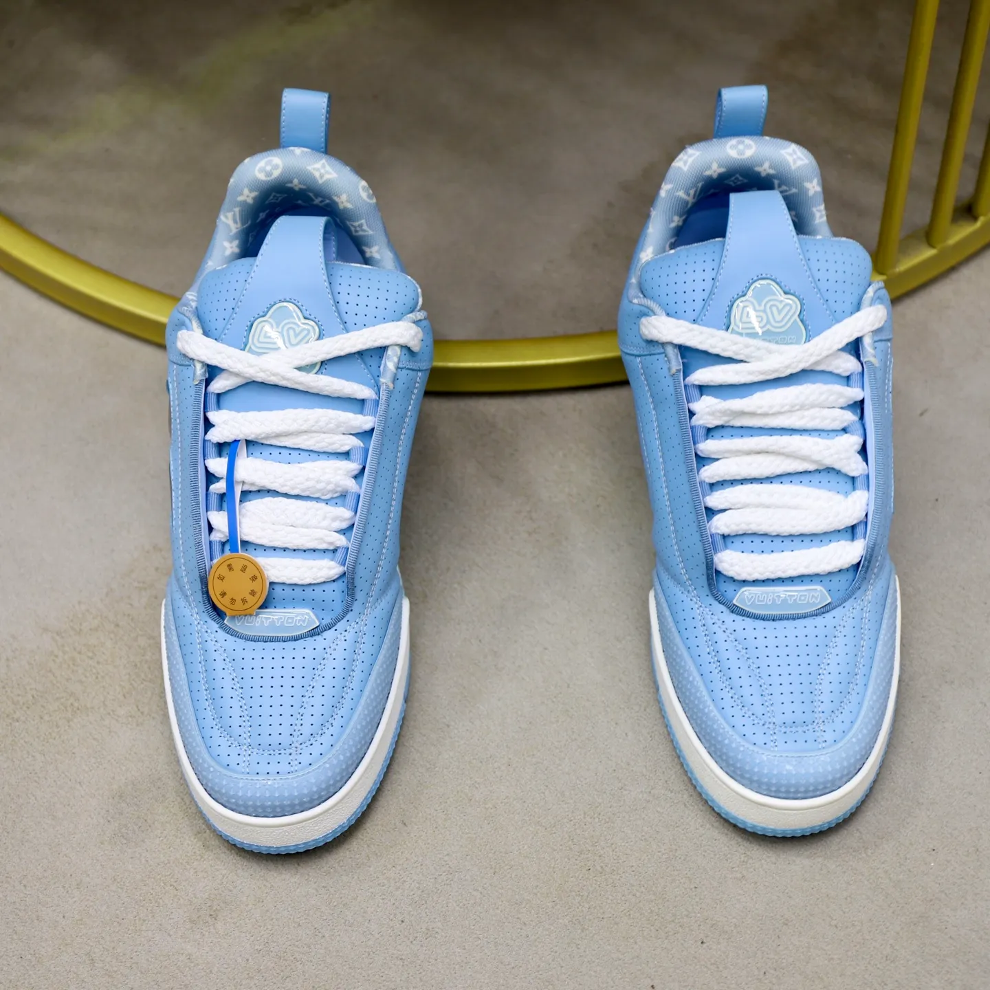 Ex-factory price: 860💰LV Couple👫Louis Vuitton TRAINER sneakers classic Louis Vuitton men's artistic director Virgil Abloh picked inspiration to create this LV Trainer sneaker. Yingze crystal inlays present a colorful effect. VS can be matched with two gorgeous effect colors. The LV letter logo badge on the tongue is gorgeous and noble. The LV letter is decorated on the side. The outsole is decorated with a Monogram flower pattern. It shows the trend of elegance and nobility! Men's and women's models: 35-46